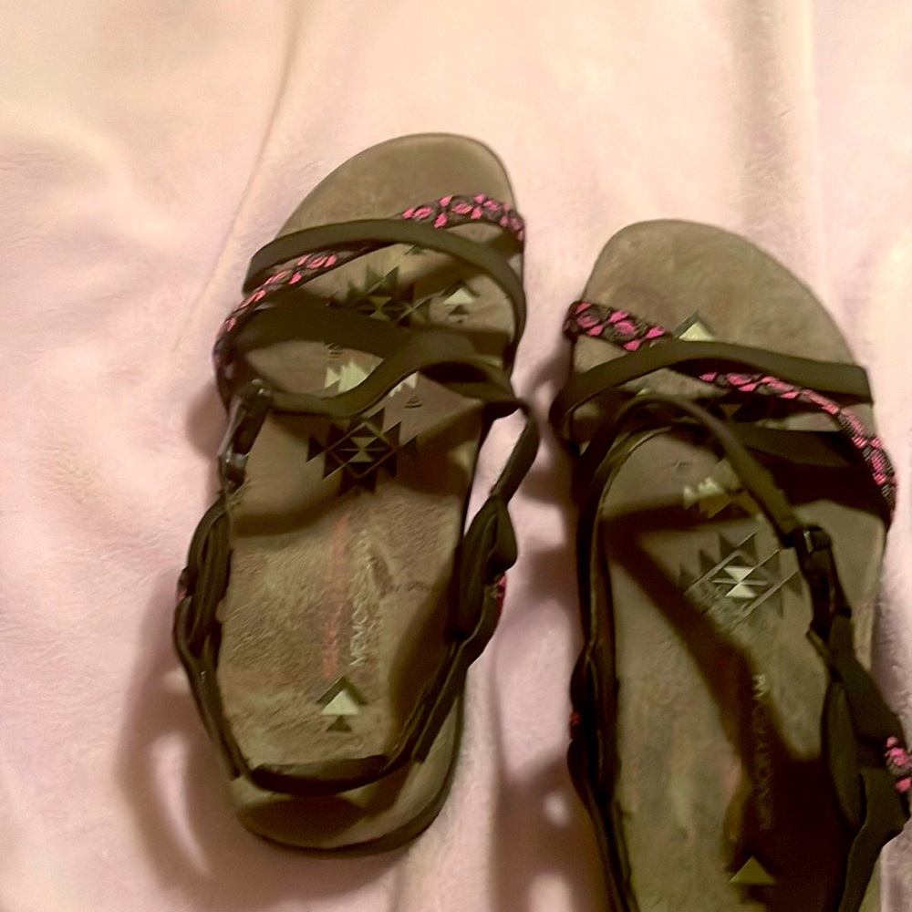 Sketchers 8W women’s strappy sandal.